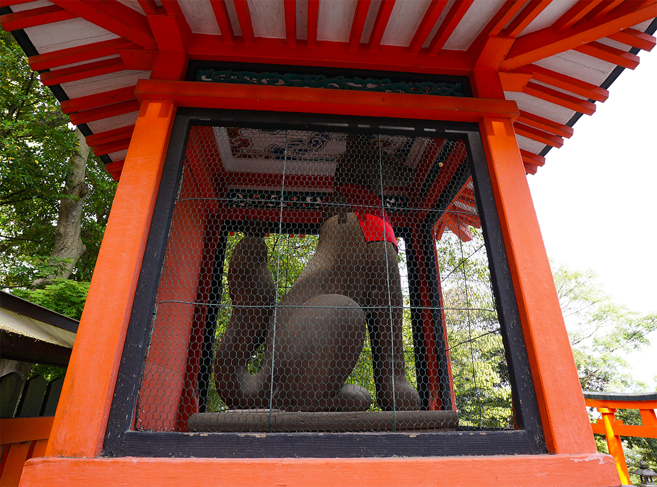 白狐社の木製の狐像