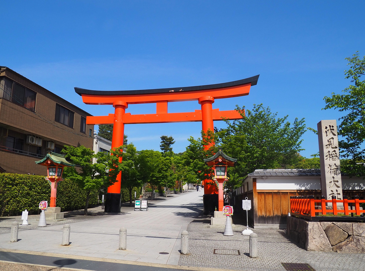 第一鳥居(大鳥居)と社号標