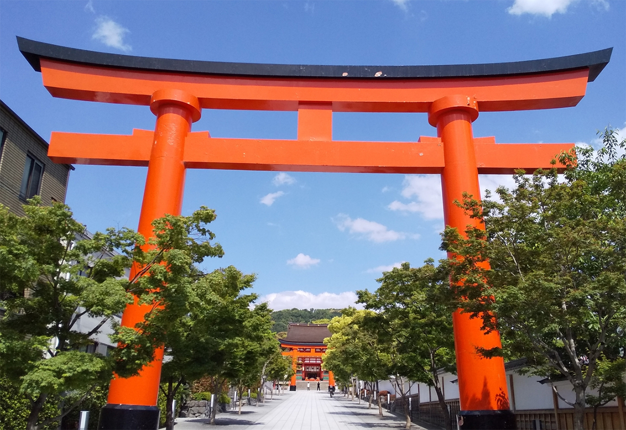 第一鳥居からみえる第二鳥居と楼門
