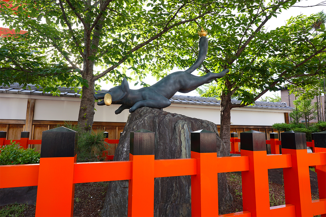 尾に金の宝珠が付いた狐像