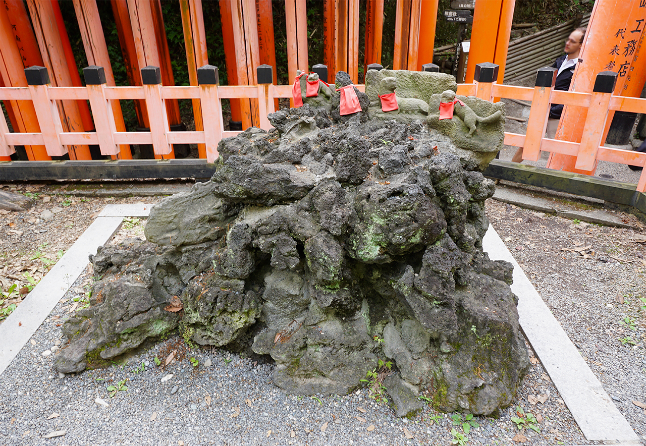 風化しかけた狐像