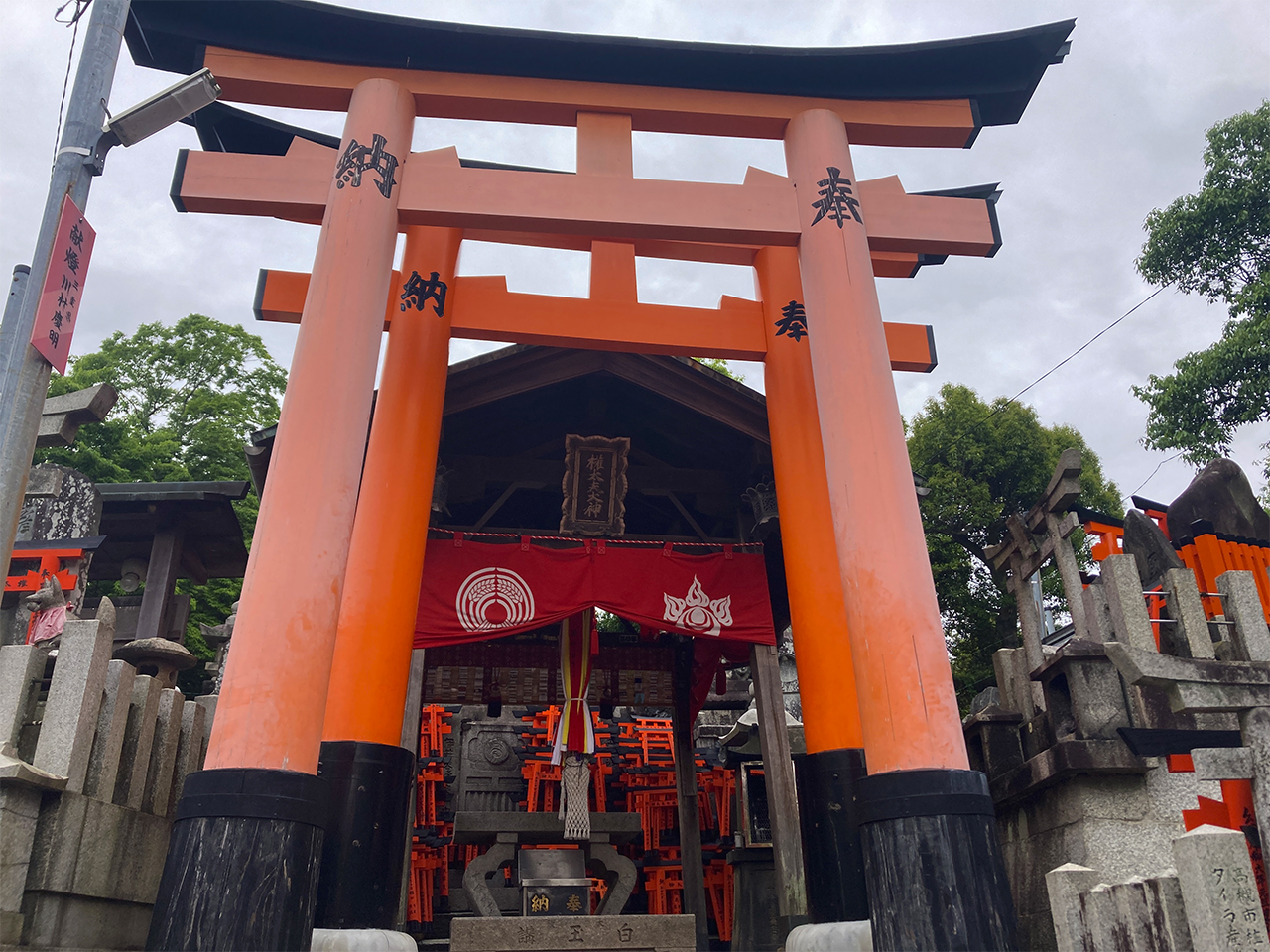 鳥居と田中社神蹟社殿