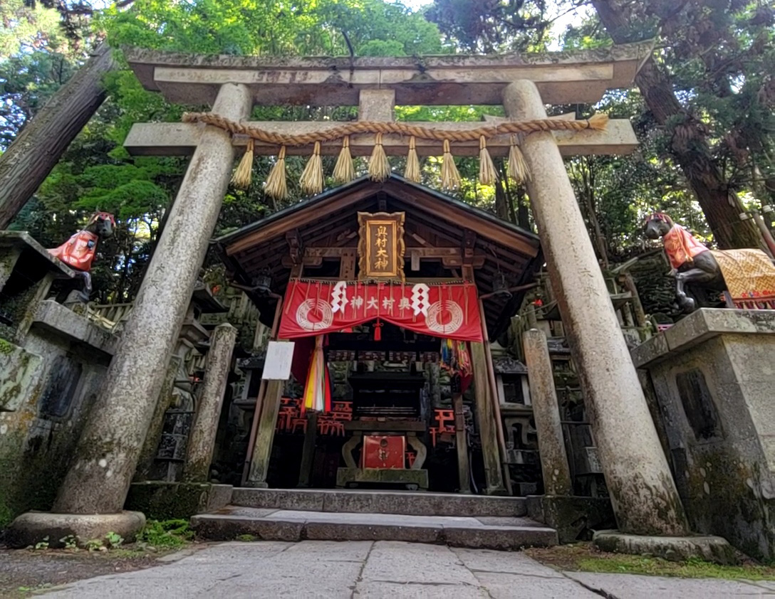 奥村社 鳥居と社殿