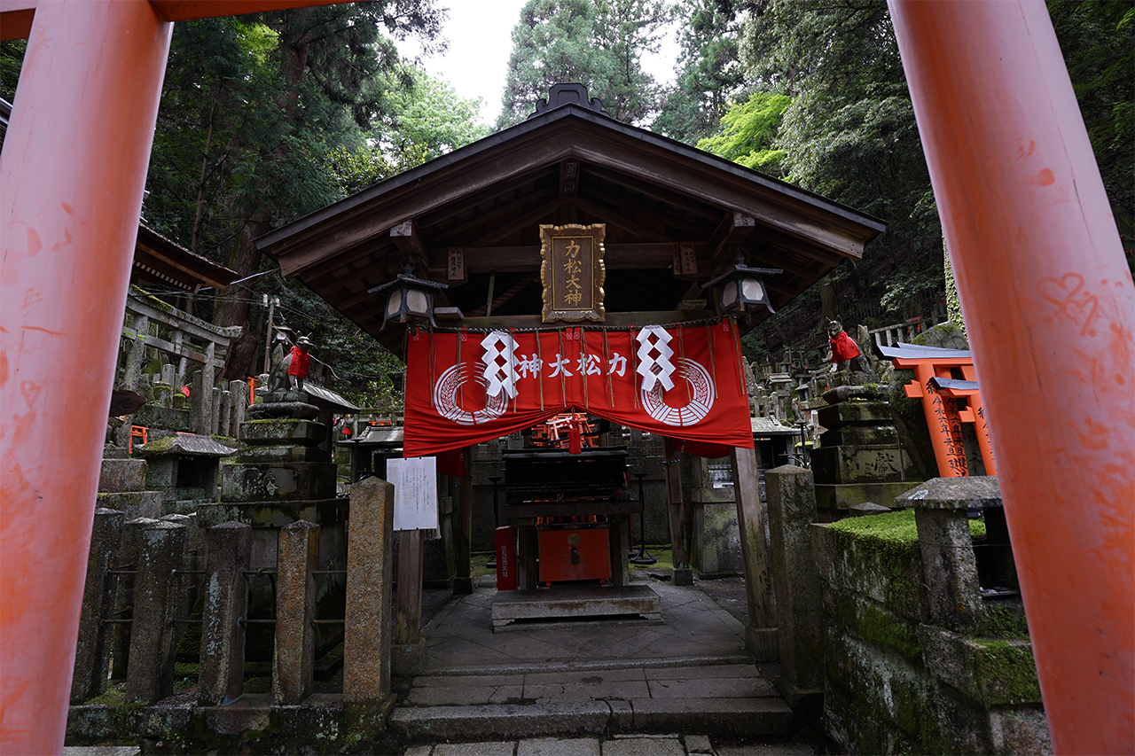 力松社 社殿