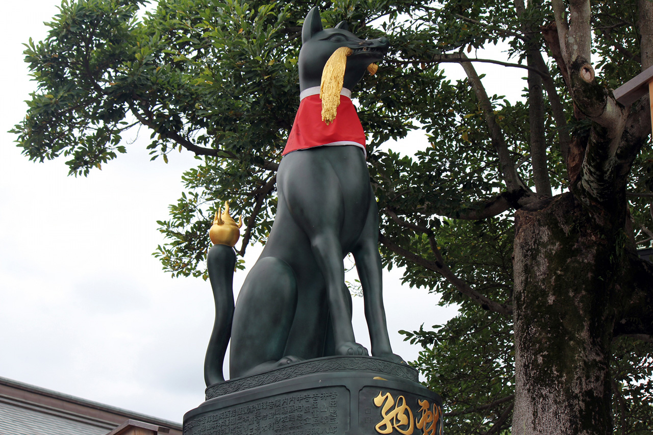 稲穂を咥えた狐像