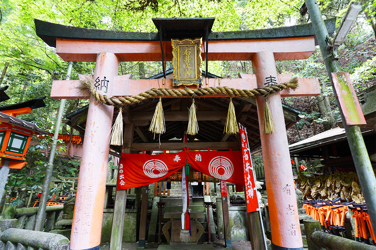石井社 鳥居と社殿