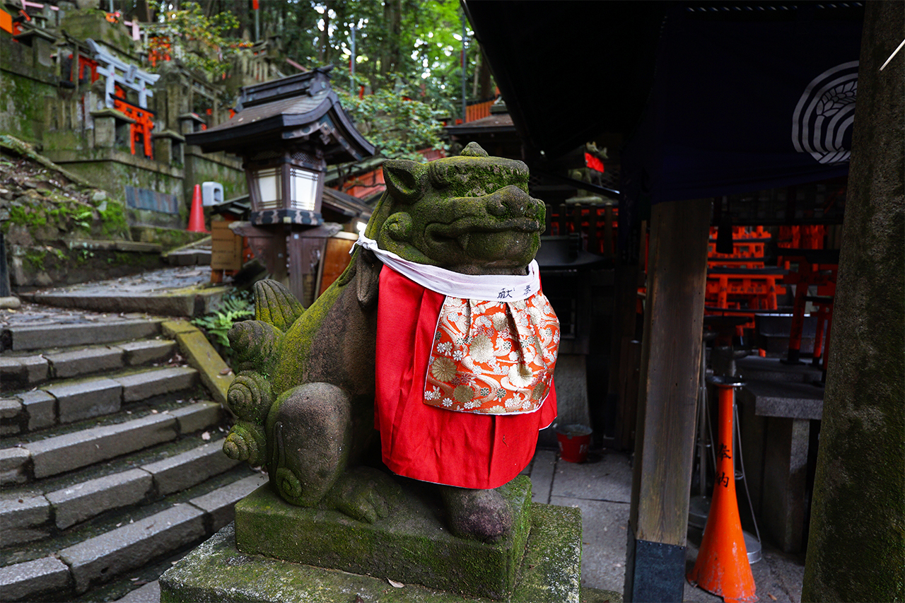 乳を飲む狛犬　吽形の狛犬