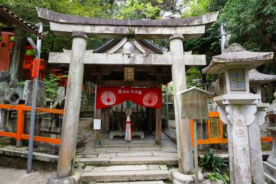 伏見稲荷大社 奴称鳥居と間ノ峰（荷田社神蹟）社殿