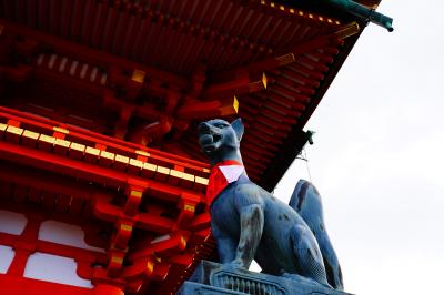 伏見稲荷大社 玉鍵信仰の阿吽の狐 玉をくわえている狐