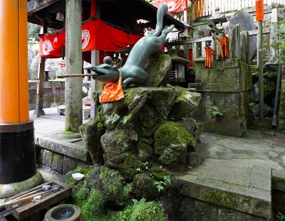 伏見稲荷大社 逆立ちの狐像