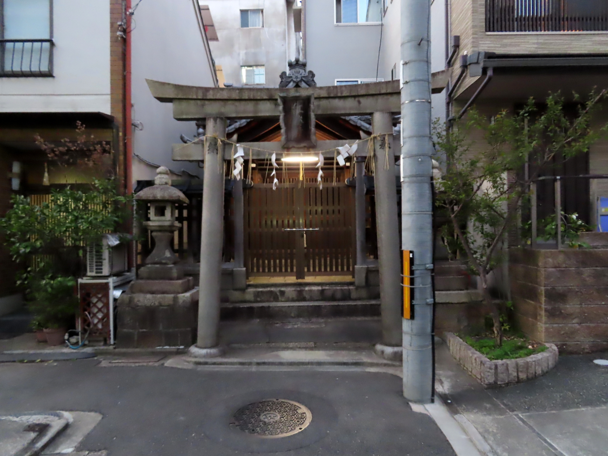 鳥居と社殿