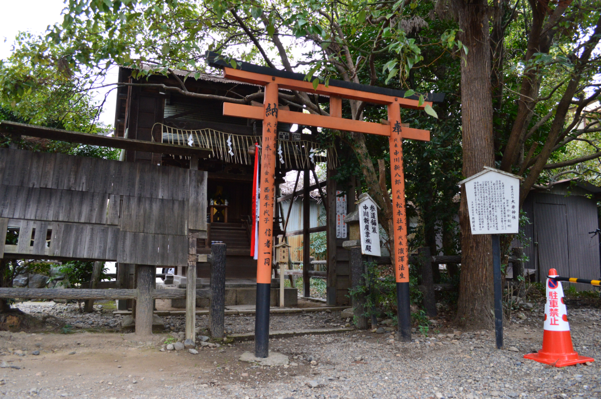 鳥居と社殿