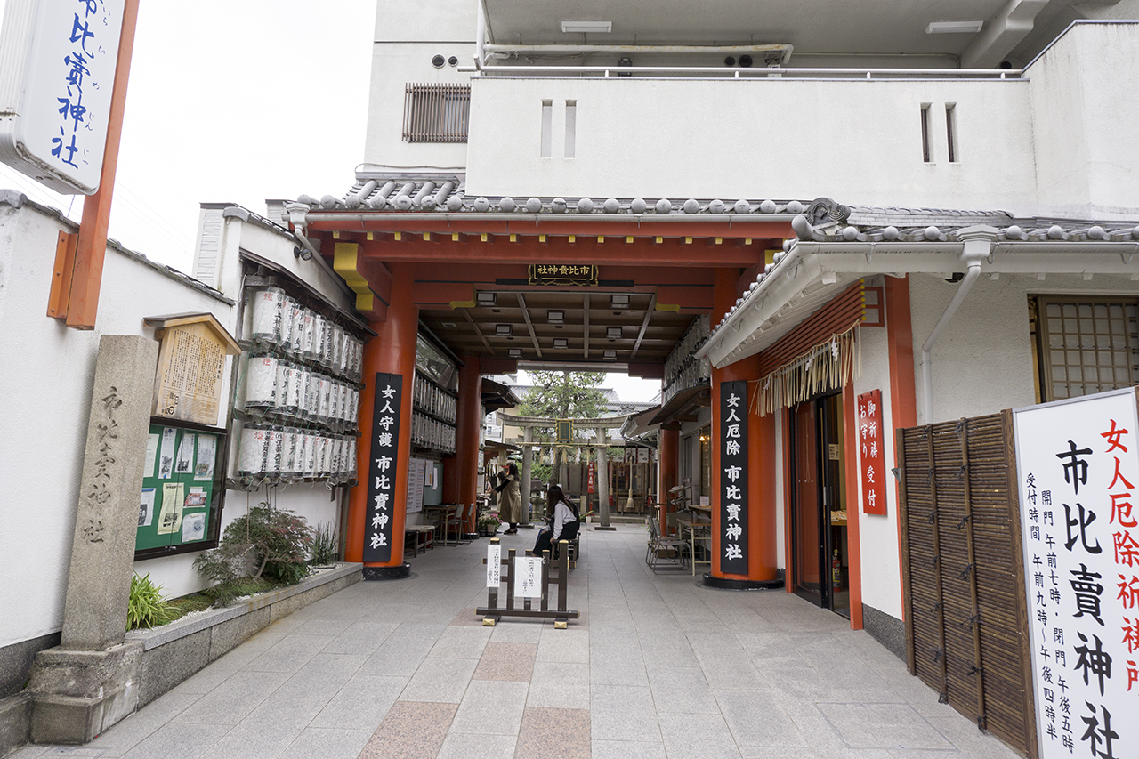 マンションの一階にある神社
