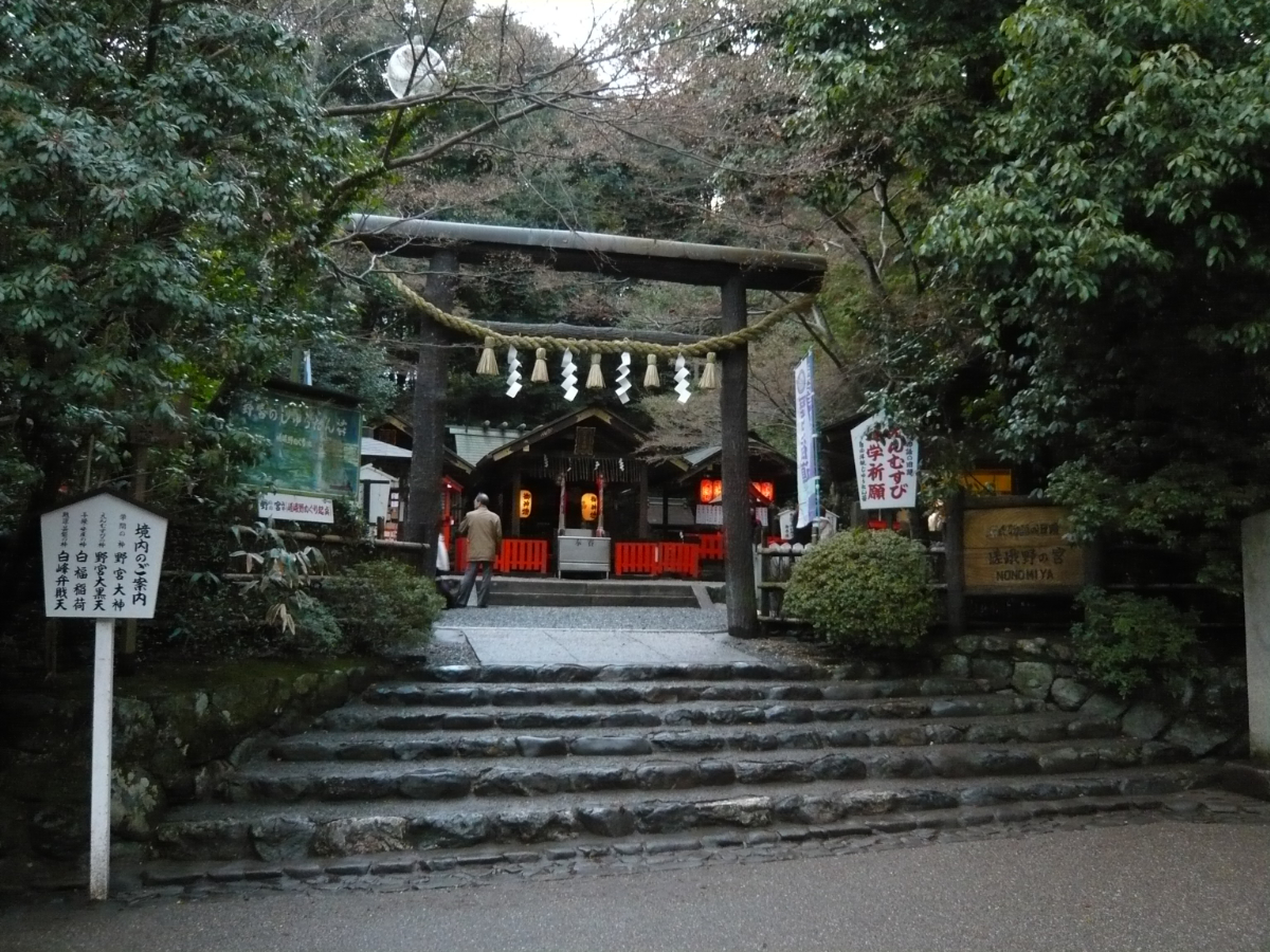 鳥居と社殿