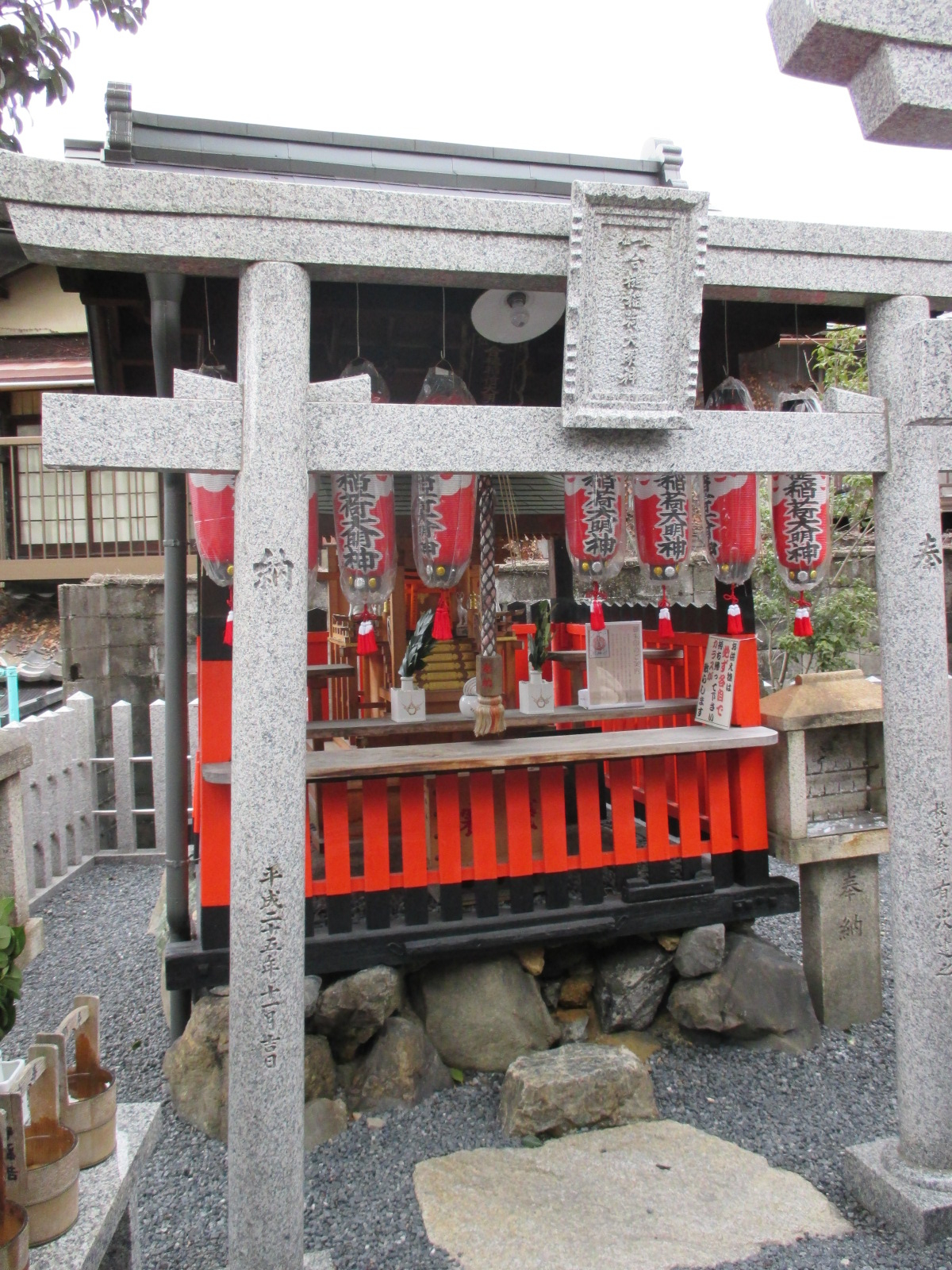 鳥居と社殿