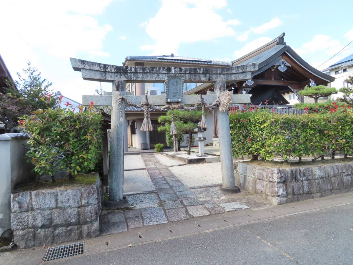 鳥居と社殿
