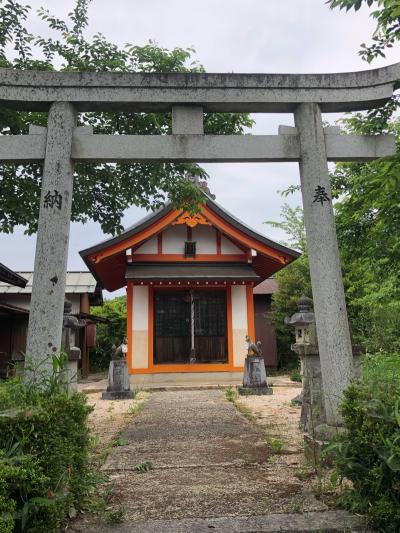 名所賀稲荷神社 鳥居と拝殿
