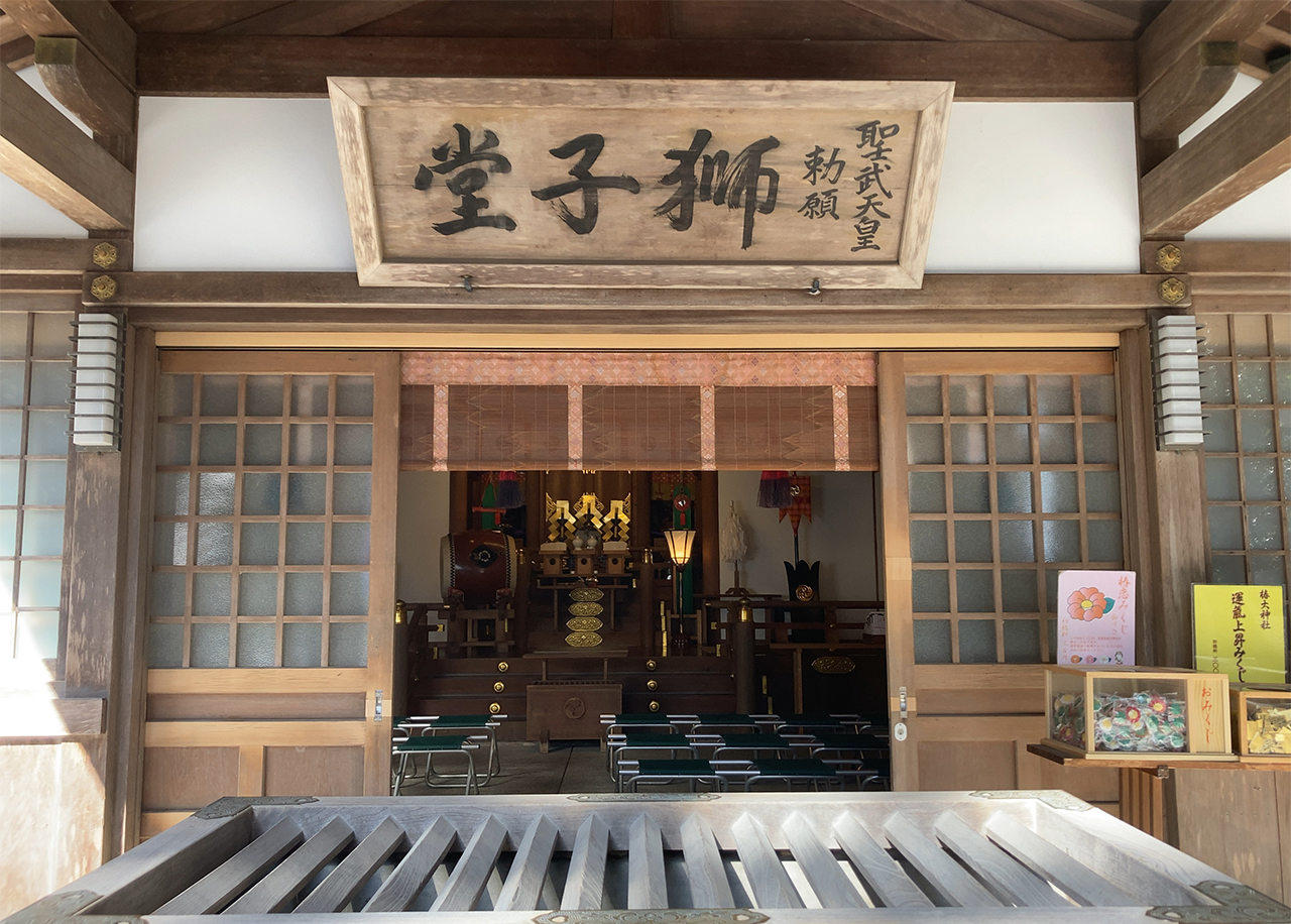 椿大神社 獅子堂 扁額と内部