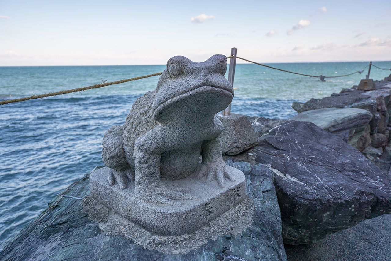 二見興玉神社 奉納された蛙像