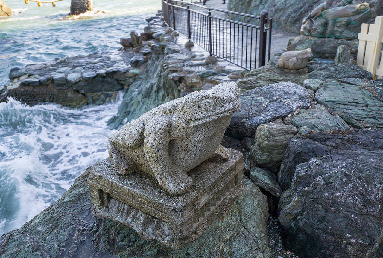 二見興玉神社 奉納された蛙像達