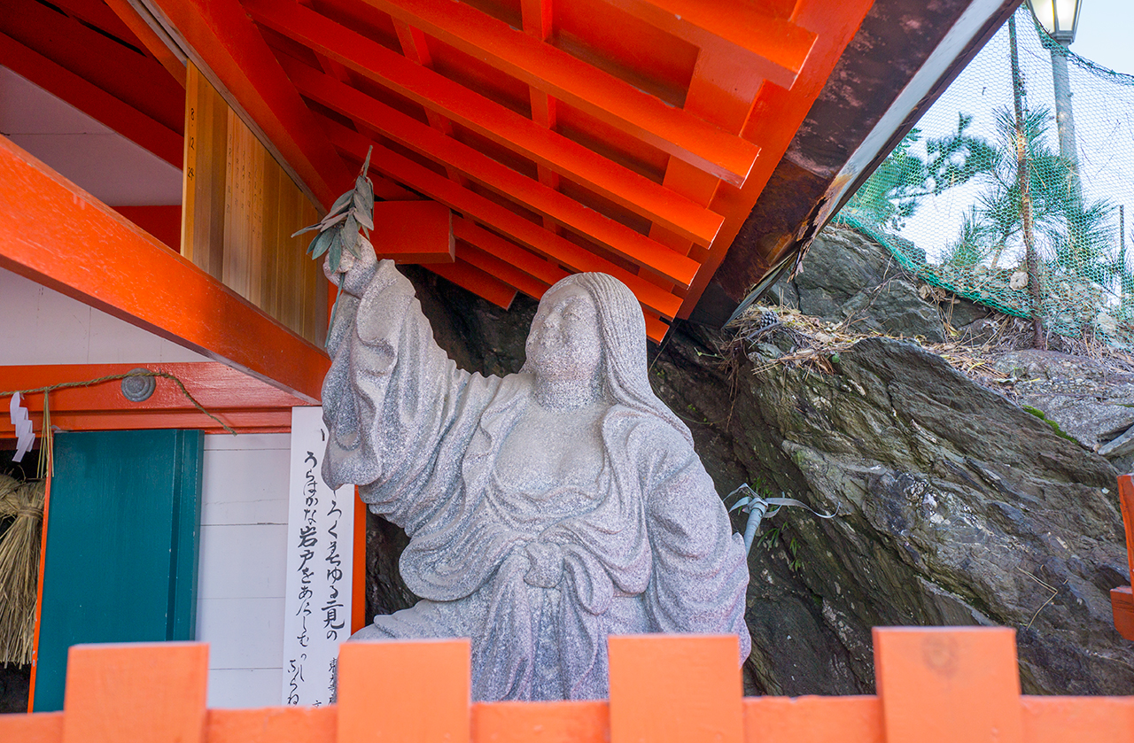 二見興玉神社 天の岩屋前のアメノウズメ像