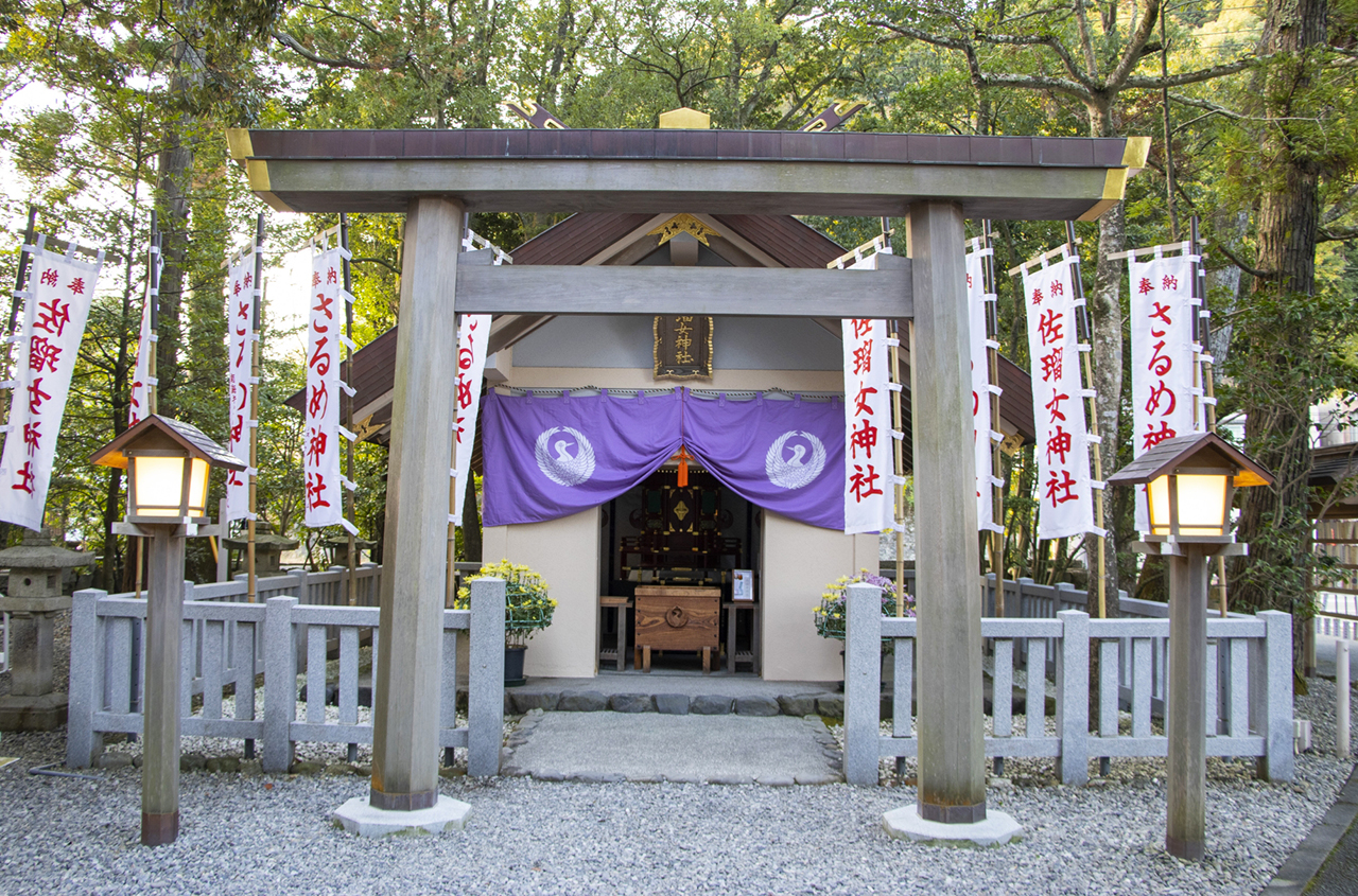 佐瑠女神社 鳥居と社殿