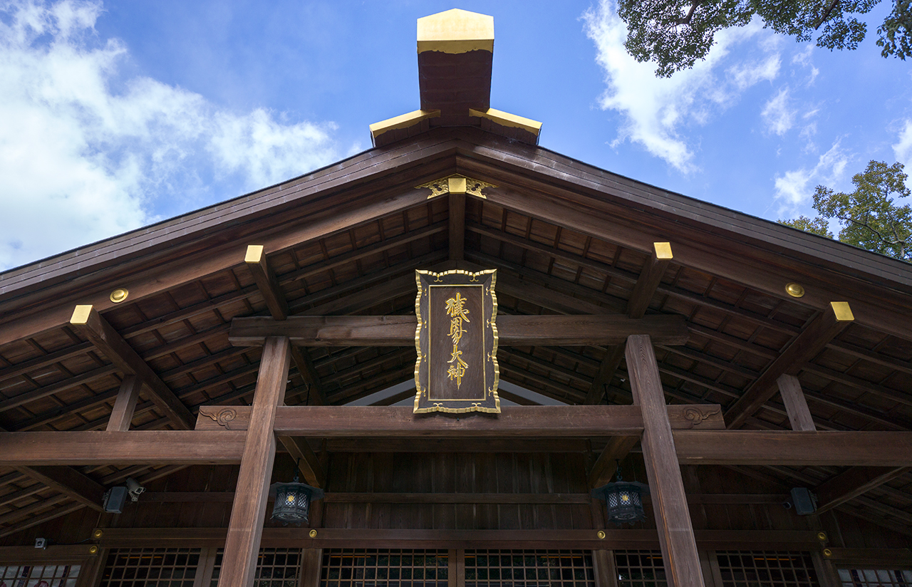 拝殿と扁額