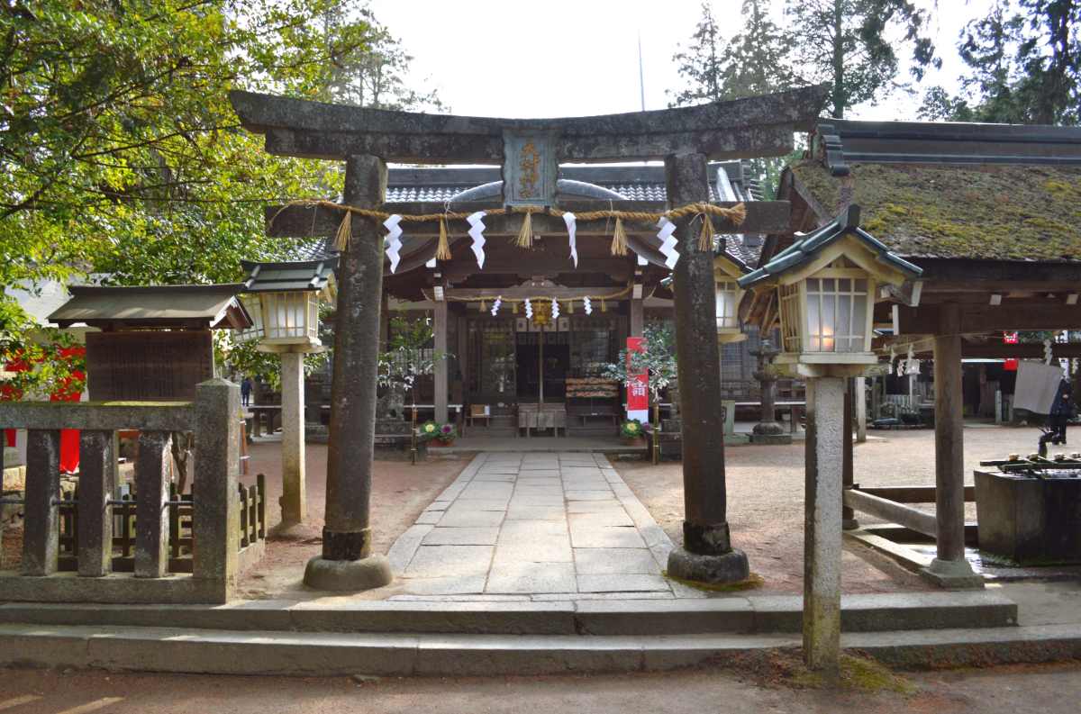 鳥居と拝殿