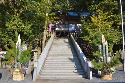 敢国神社 参道と拝殿