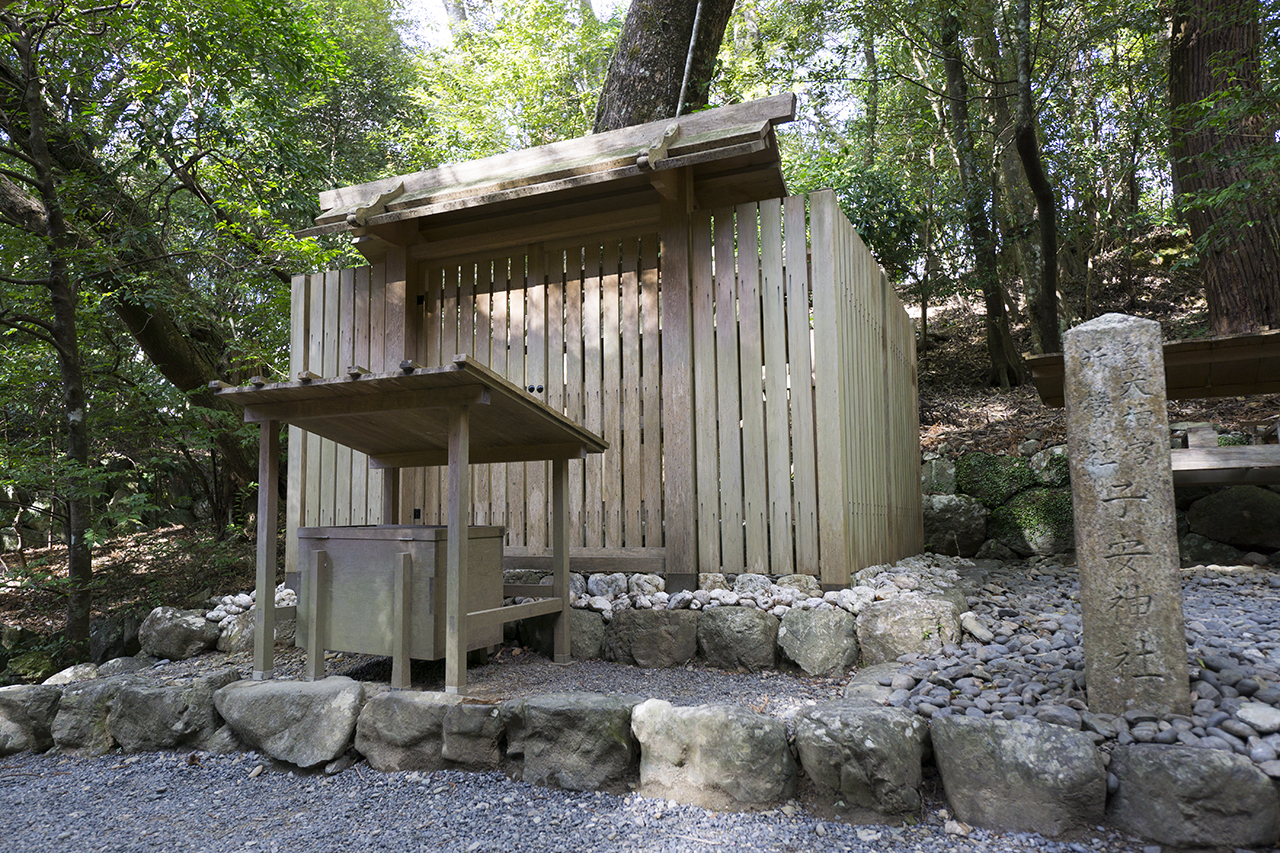 子安神社 鳥居と社号標と社殿