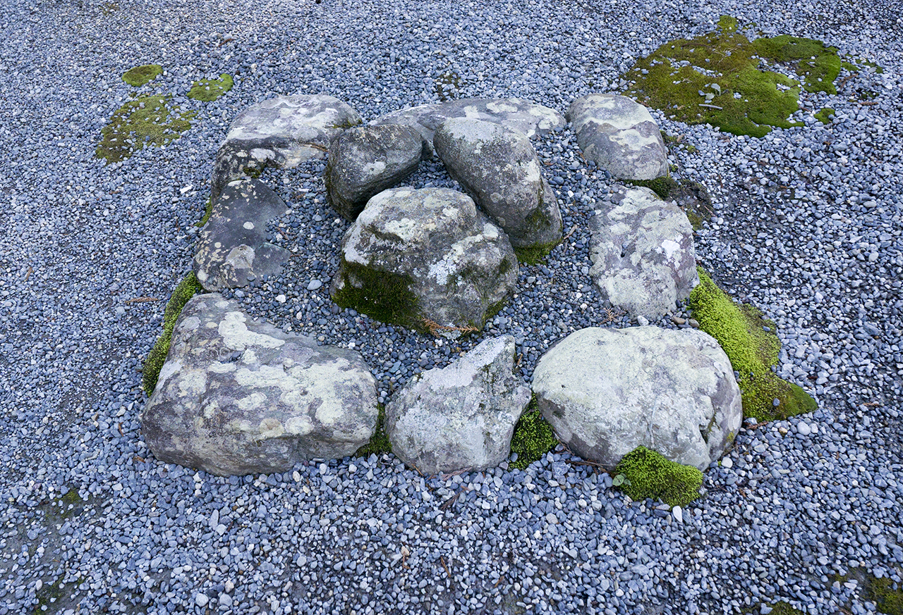 三つ石
