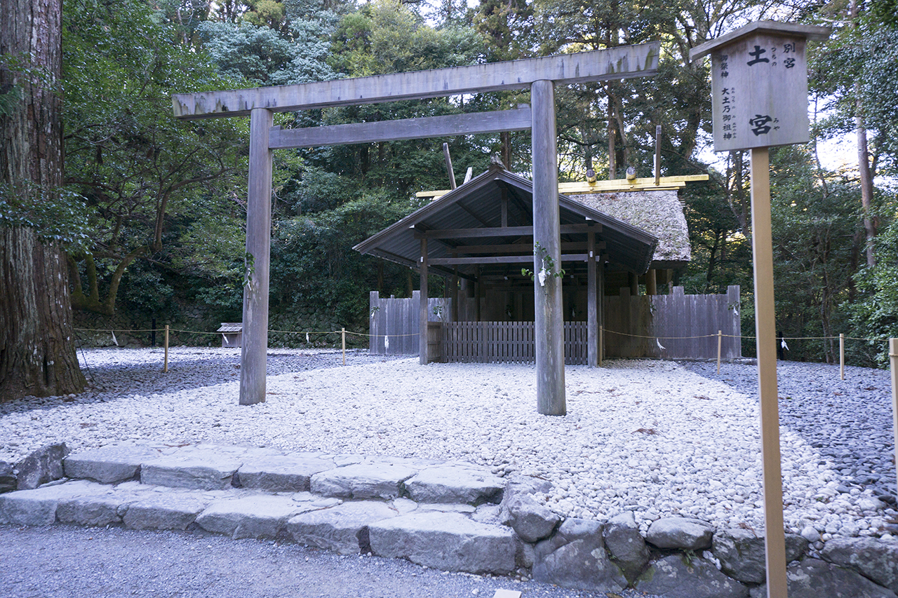 土宮 社殿