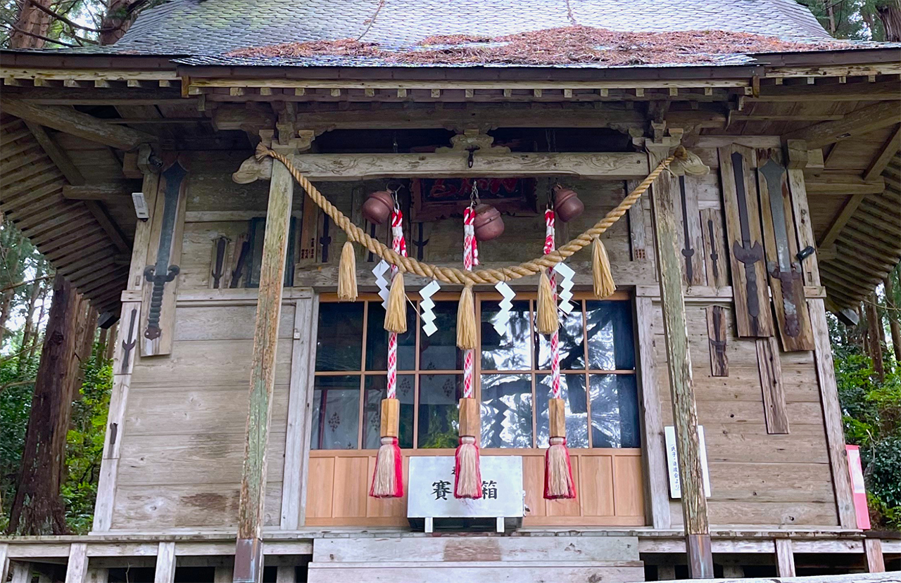釣石神社 社殿に奉納された剣