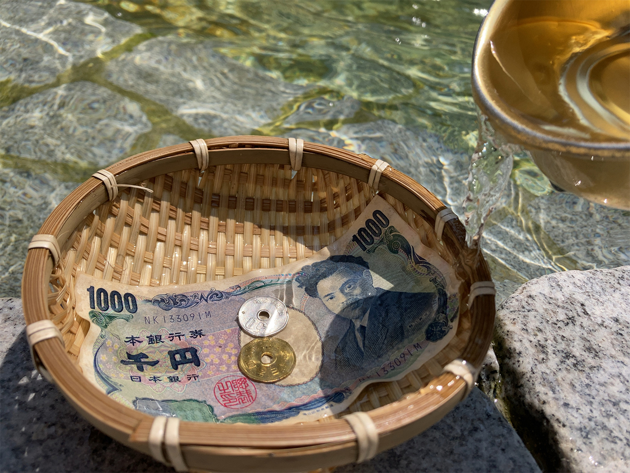 ザルに霊水をかける