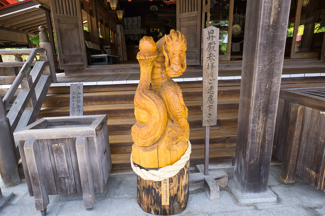 金蛇水神社 拝殿まえの龍の彫刻