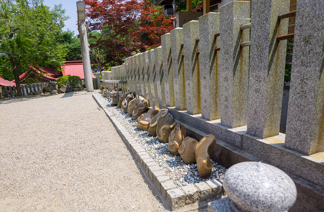 金蛇水神社 並んだ蛇紋石