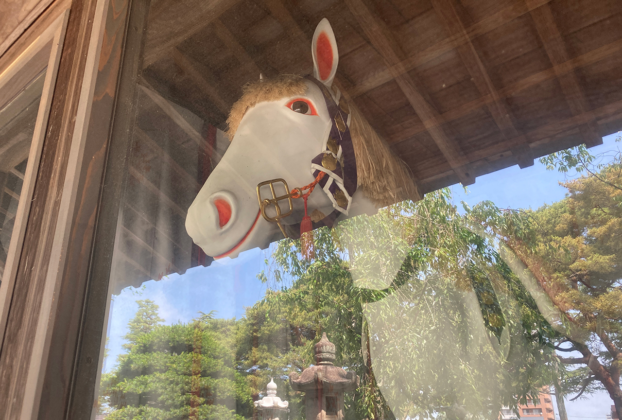 竹駒神社 御神馬舎 白い御神馬像