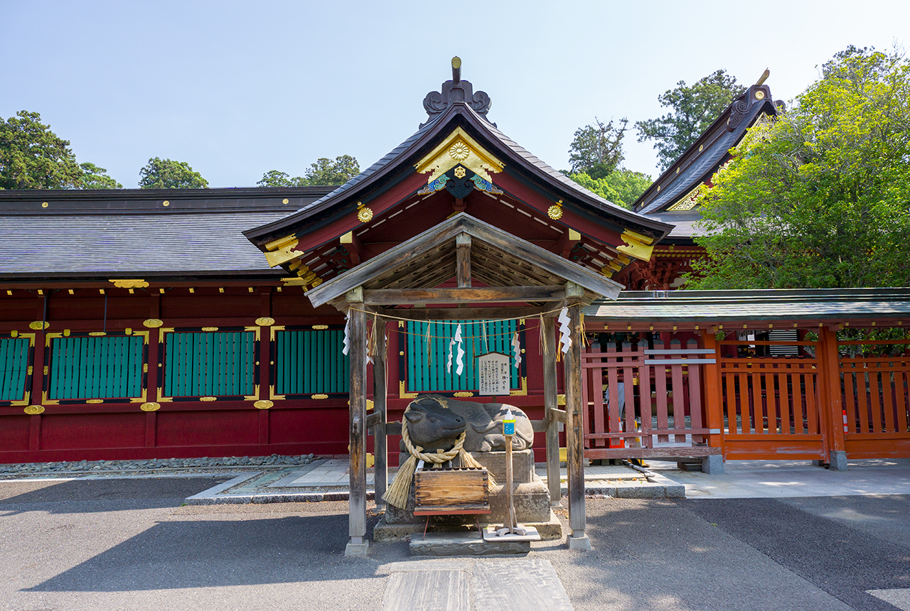 なで牛社殿