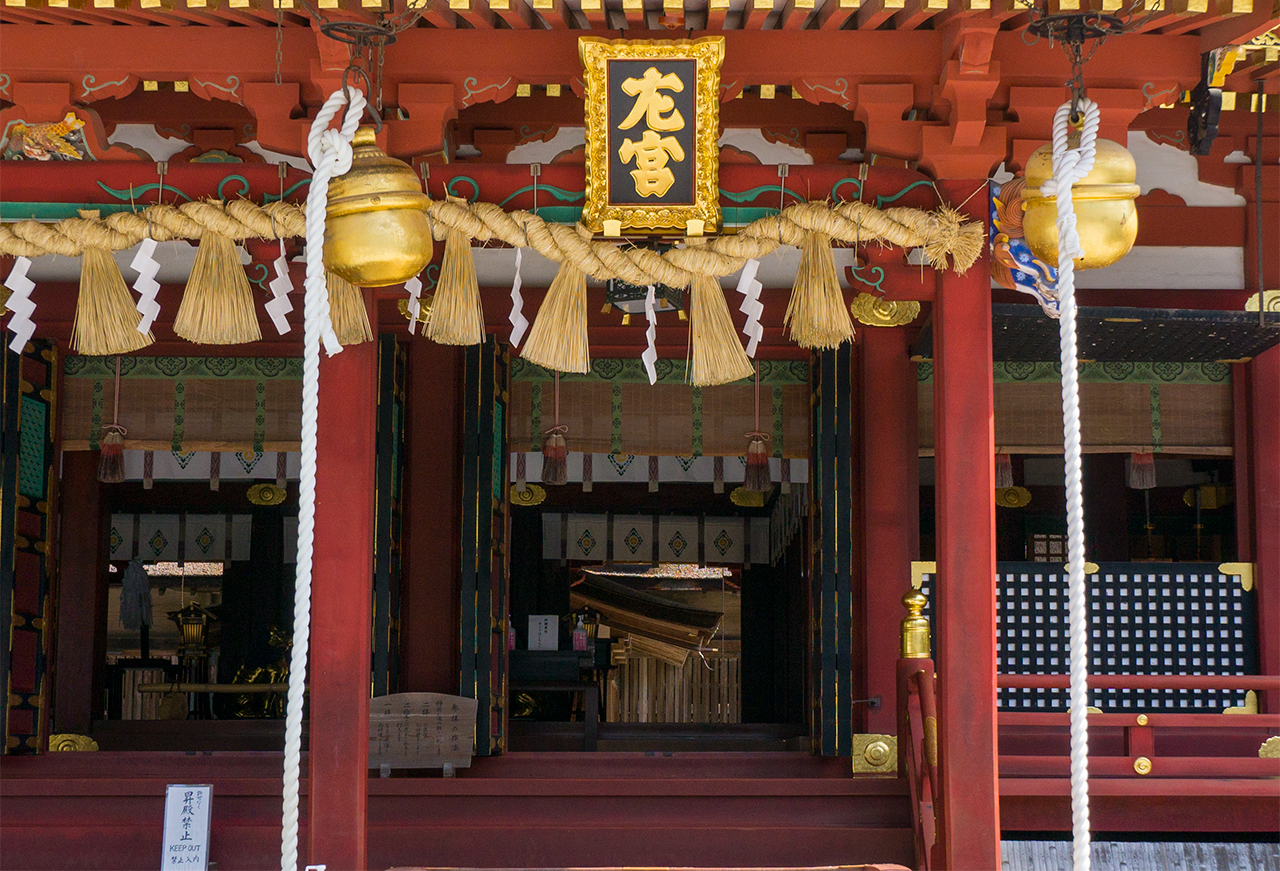 左右宮拝殿 左宮