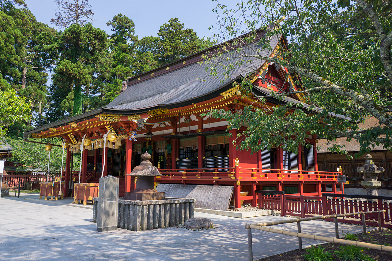 左右宮拝殿 斜め