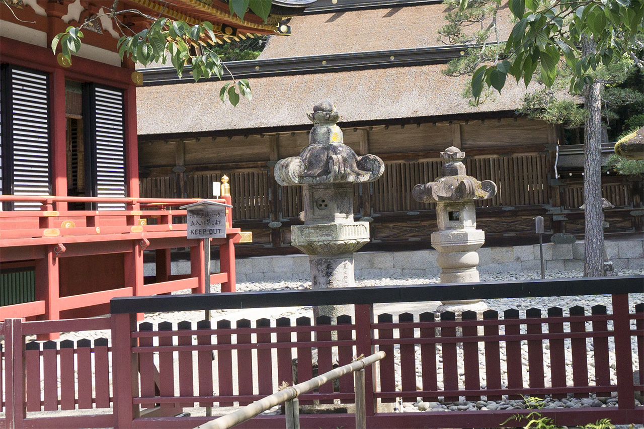 左右宮拝殿内の石燈篭