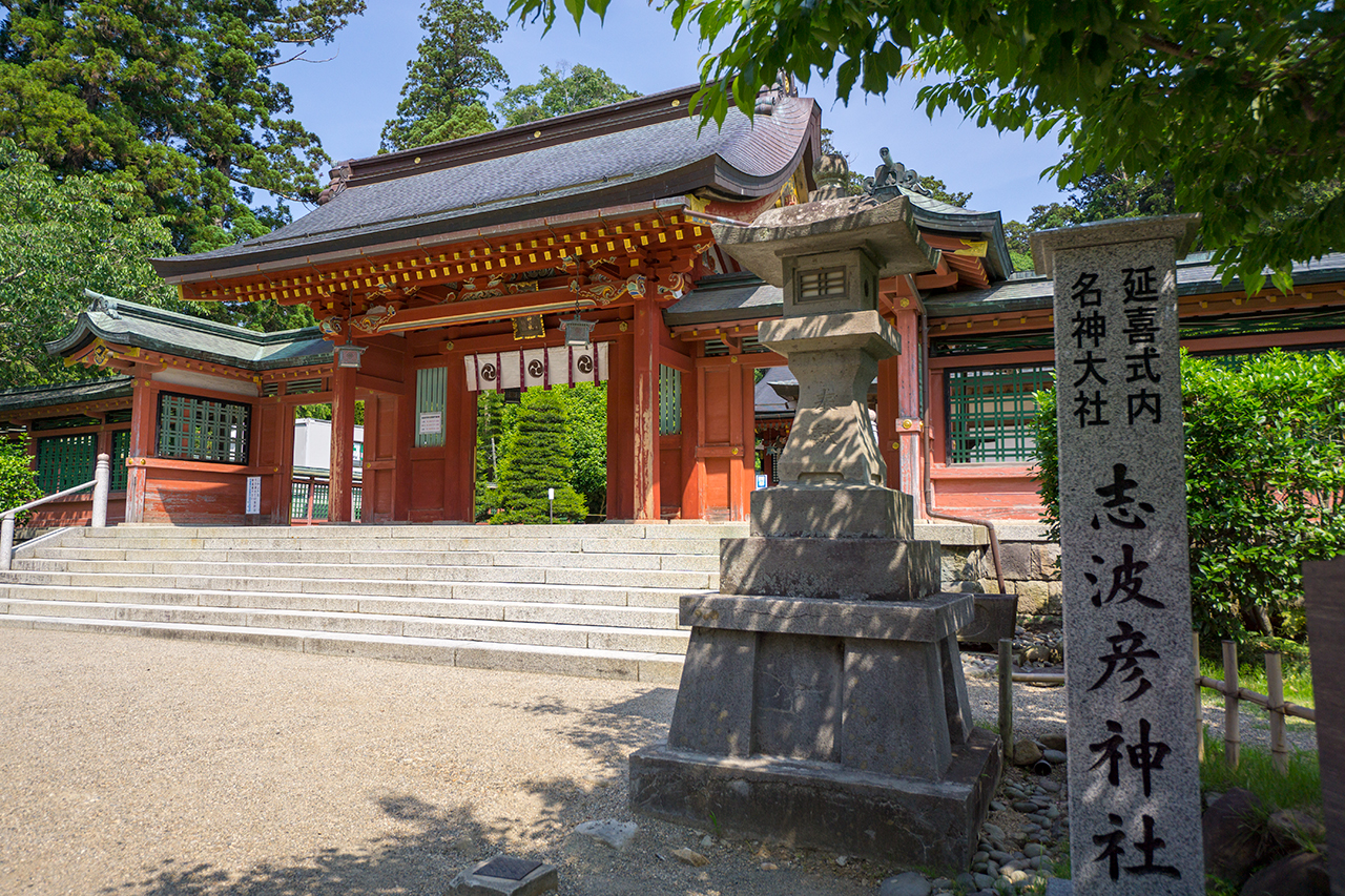 神門と社号碑