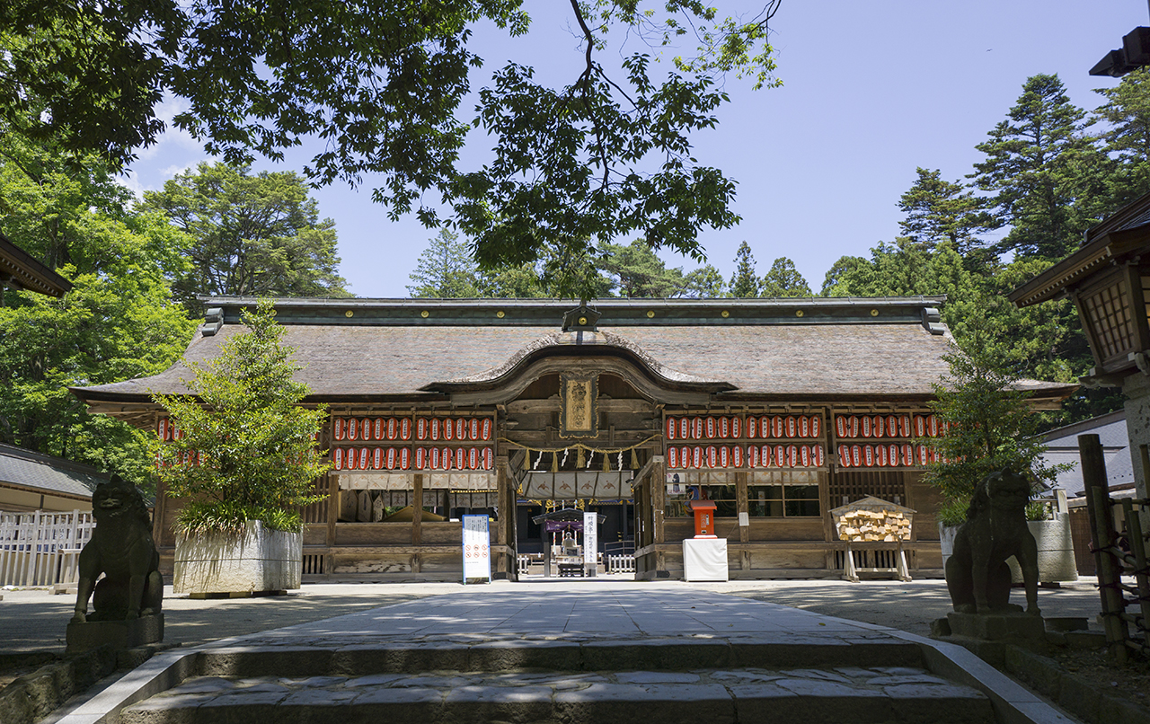 階段下からみえる長床