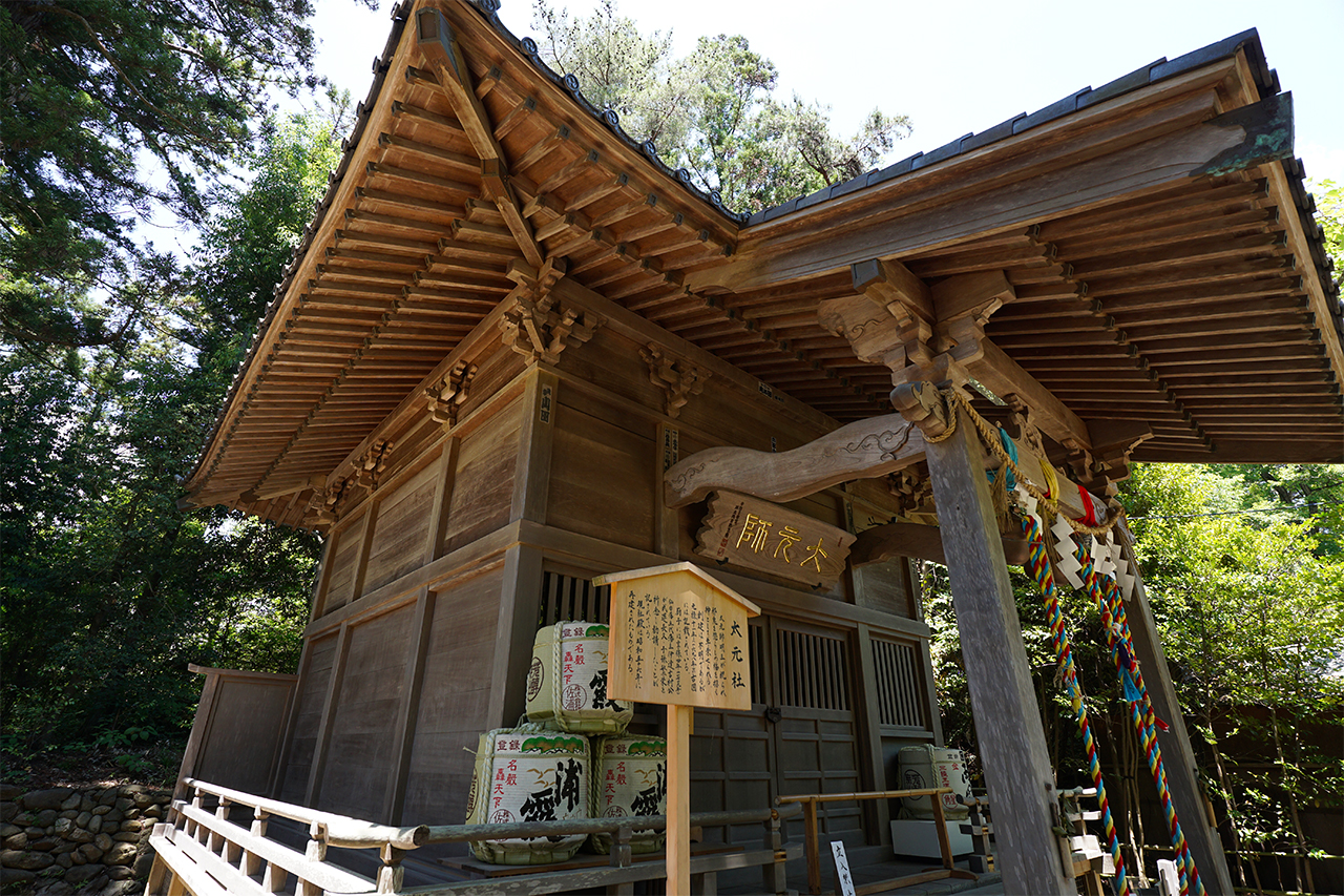 太元社 社殿 横
