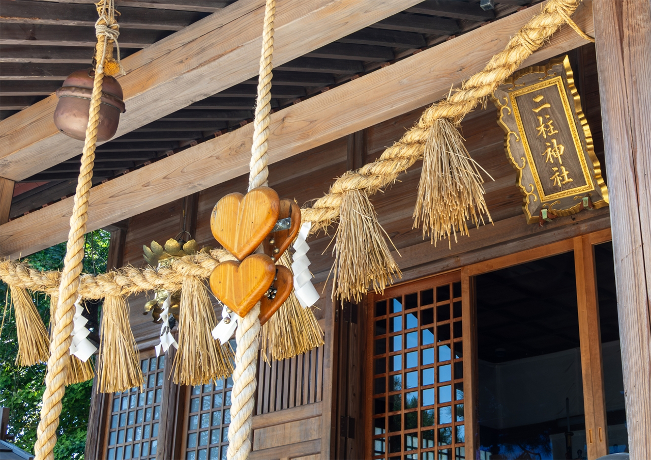 二柱神社 拝殿前のハートの鈴の緒