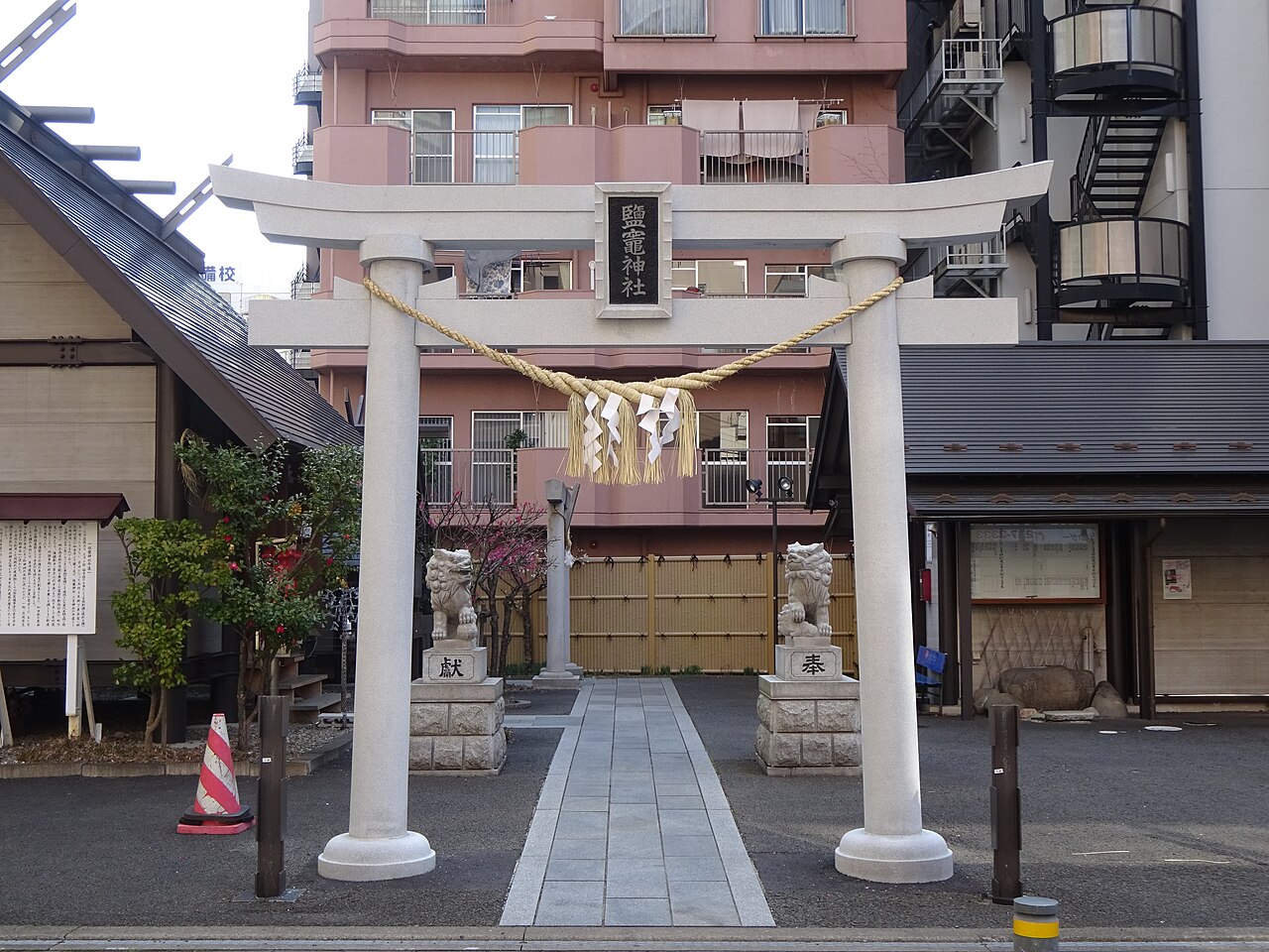 鹽竈神社 鳥居と社殿