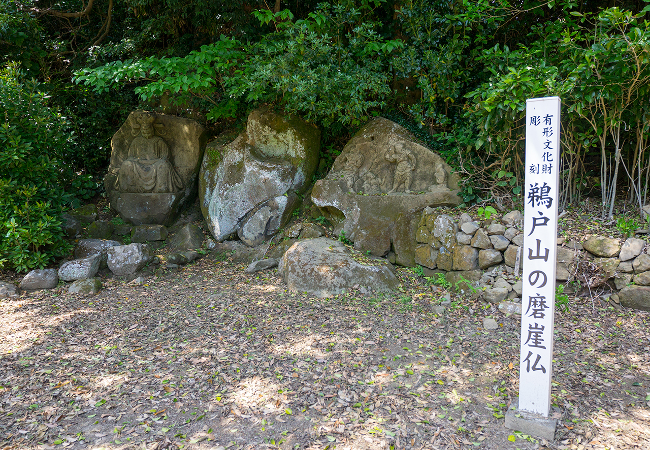 岩に彫られた閻魔大王像及び四天像