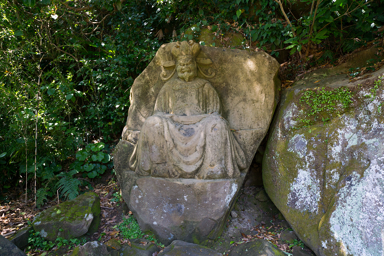 岩に彫られた閻魔大王像
