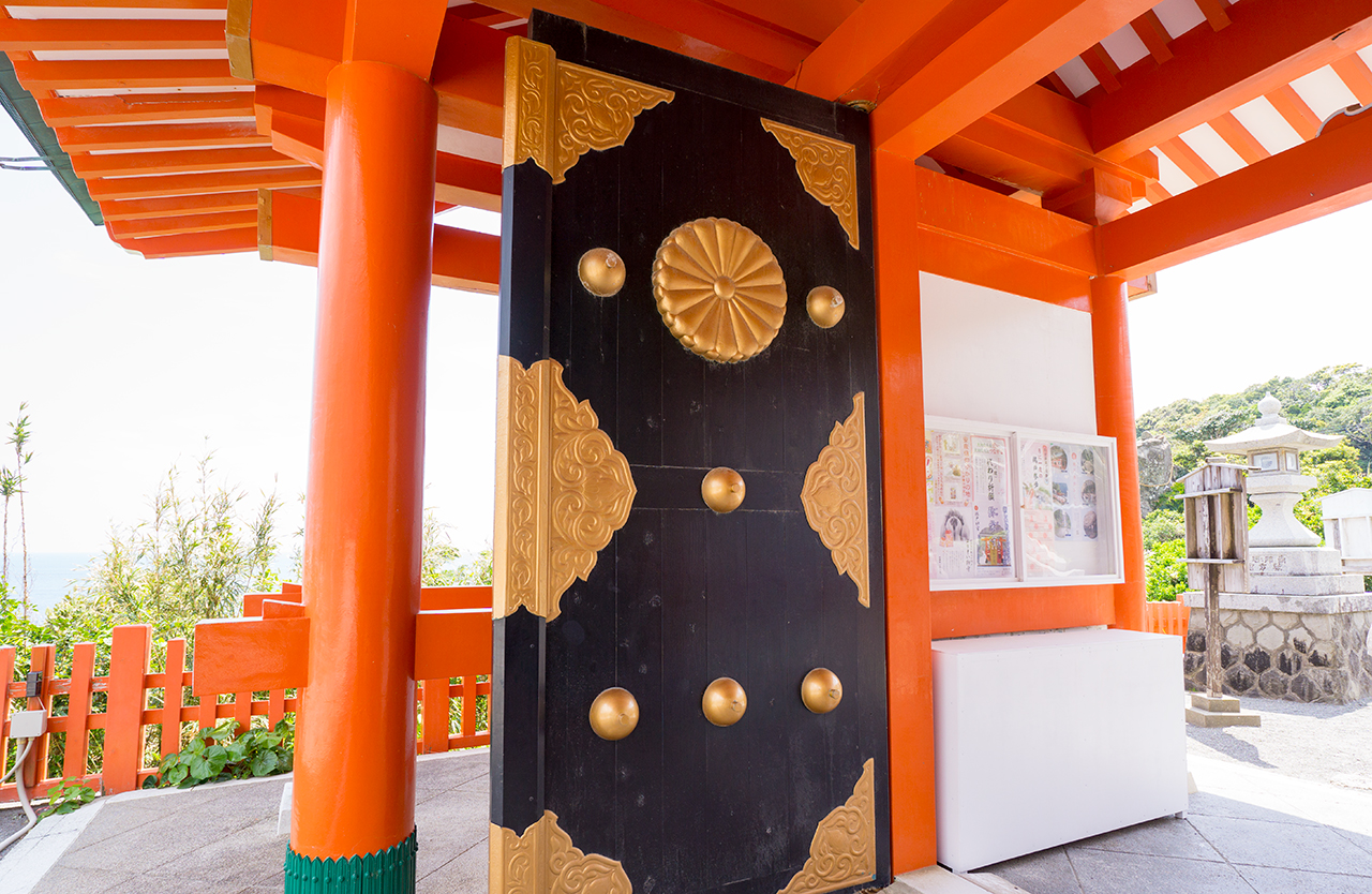 菊紋がある神門の扉