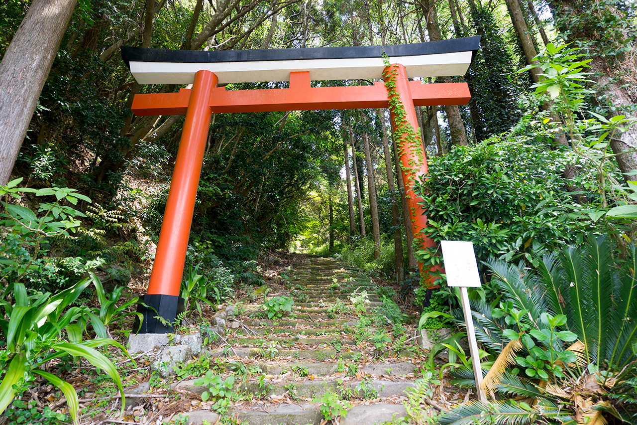 八丁坂参道と鳥居